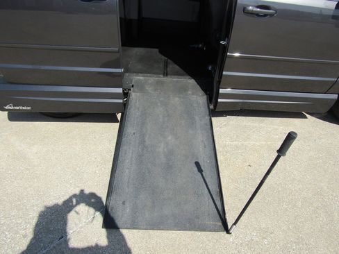 Used 2017 Dodge Grand Caravan SXT image 19