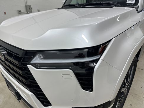 Used 2025 Lexus GX 550 w/ Accessory Package (2T) image 8