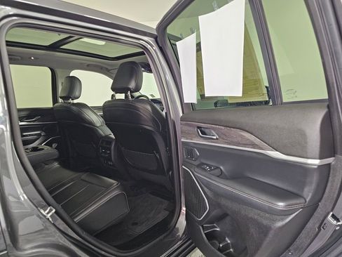 Used 2022 Jeep Grand Cherokee Limited image 15