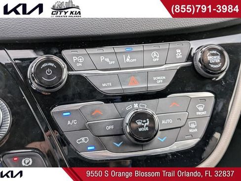 Used 2022 Chrysler Pacifica Touring-L w/ Uconnect Theater Family Group FWD image 26