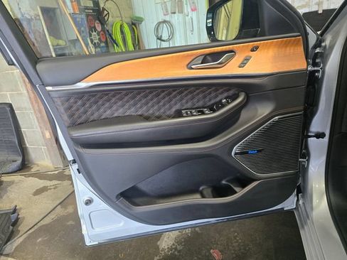 Used 2022 Jeep Grand Cherokee Summit AWD/4WD image 22