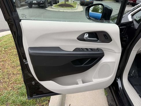 Used 2024 Chrysler Pacifica Touring-L FWD image 32