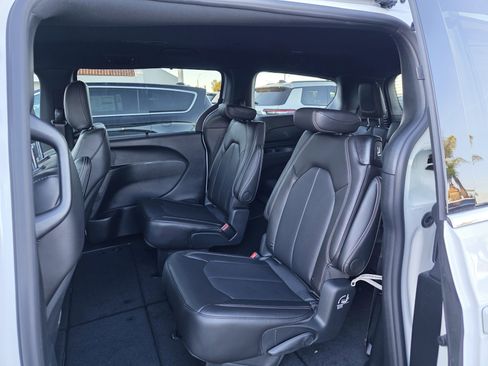 New 2026 Chrysler Pacifica Select image 13