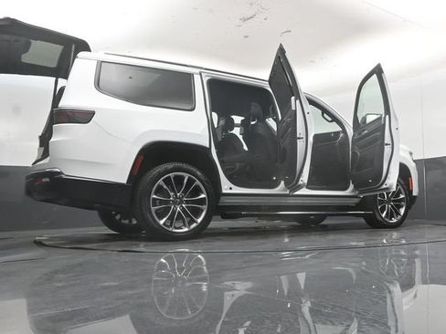 Used 2025 Jeep Wagoneer Series III w/ Premium Group I AWD/4WD image 63
