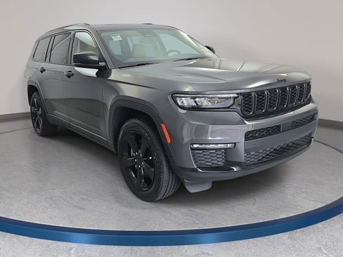 Used 2022 Jeep Grand Cherokee L Limited w/ Black Appearance Package RWD image 3