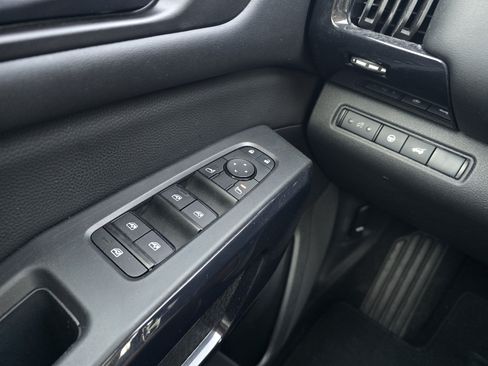 Used 2025 Nissan Pathfinder SV AWD/4WD image 23