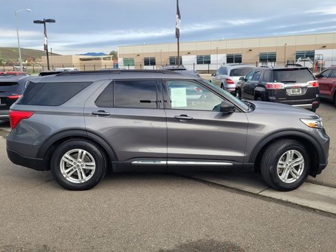 Used 2022 Ford Explorer XLT w/ Equipment Group 202A image 3
