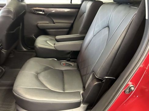 Used 2020 Toyota Highlander Platinum FWD image 16