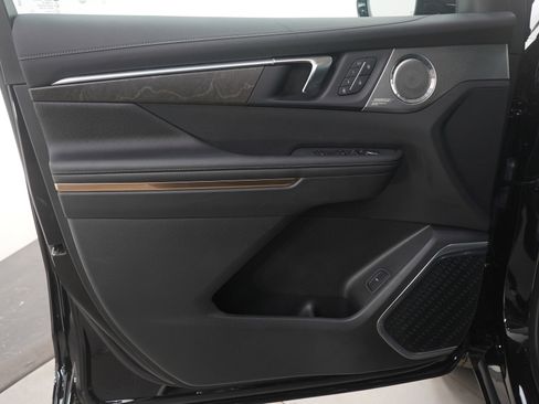 Used 2025 Buick Enclave Avenir image 22