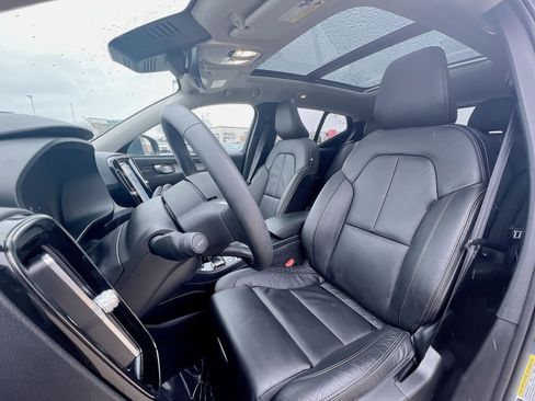 Certified 2023 Volvo XC40 B5 Ultimate w/ Protection Package Premier image 13