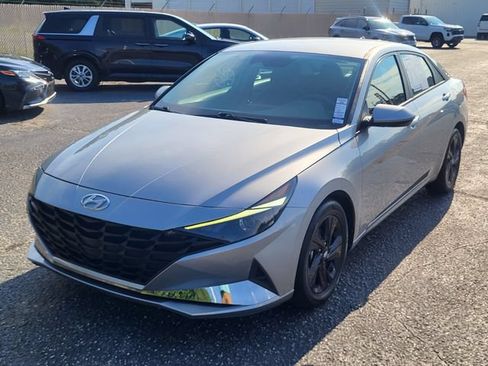 Used 2023 Hyundai Elantra SEL w/ Cargo Package FWD image 6