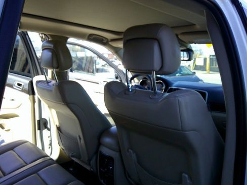 Used 2014 Jeep Grand Cherokee Limited w/ Luxury Group II image 49