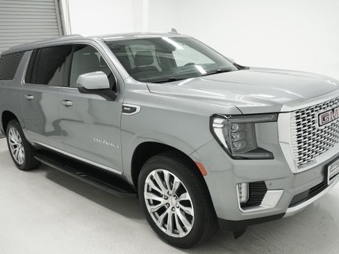 Used 2023 GMC Yukon XL Denali AWD/4WD image 3