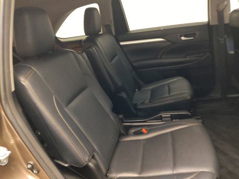 Used 2018 Toyota Highlander XLE image 19