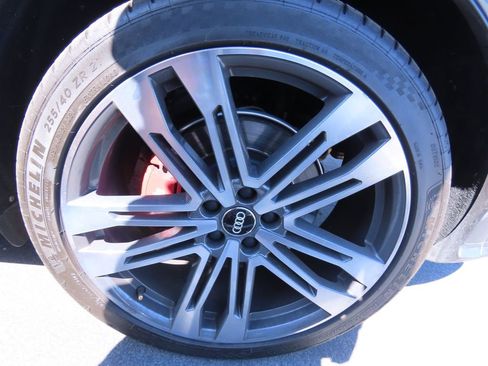 Used 2018 Audi SQ5 Prestige w/ Prestige Package image 16