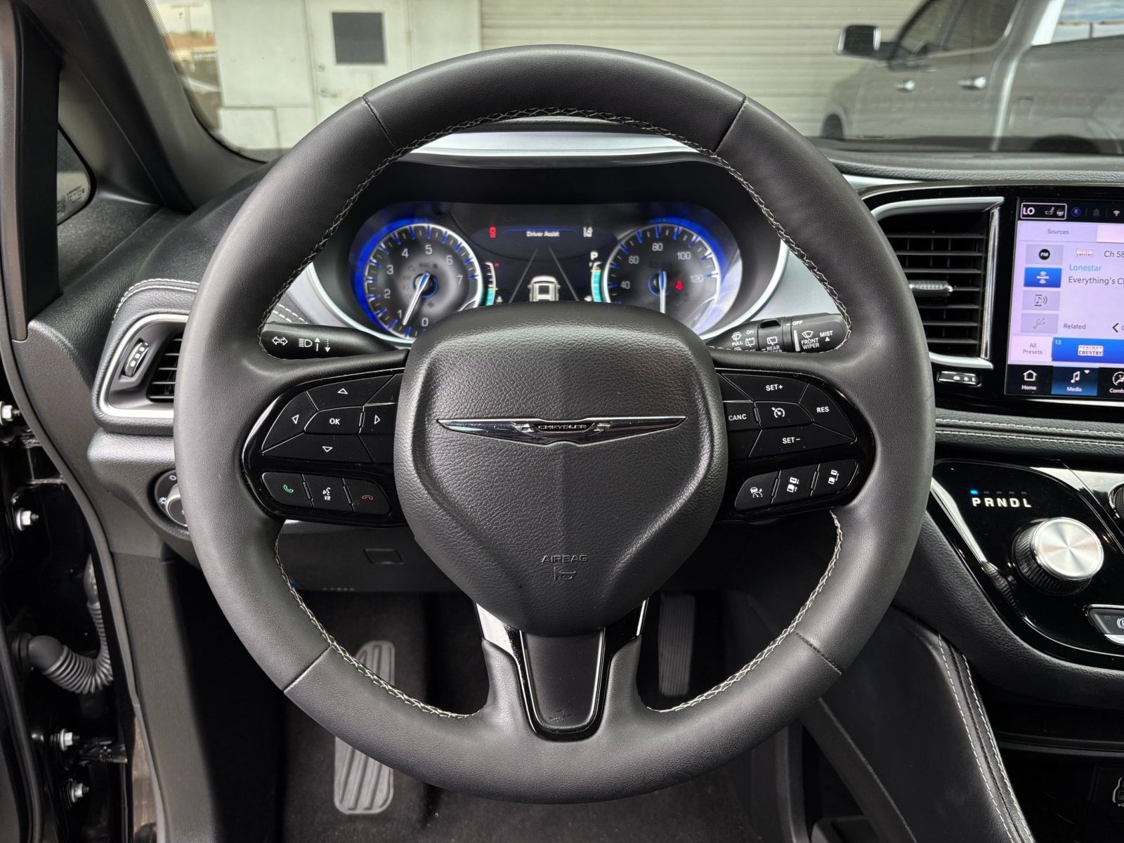 Used 2025 Chrysler Pacifica Limited FWD image 30