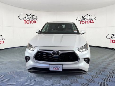Used 2025 Toyota Highlander LE FWD image 5