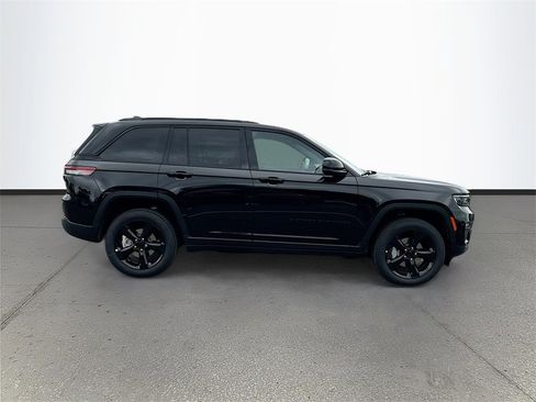 New 2025 Jeep Grand Cherokee Limited w/ Black Appearance Package image 12