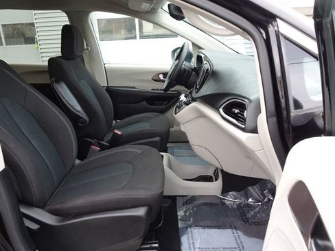 Used 2024 Chrysler Voyager LX image 11