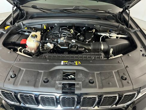 Used 2022 Jeep Grand Cherokee Overland w/ Luxury Tech Group IV AWD/4WD image 9