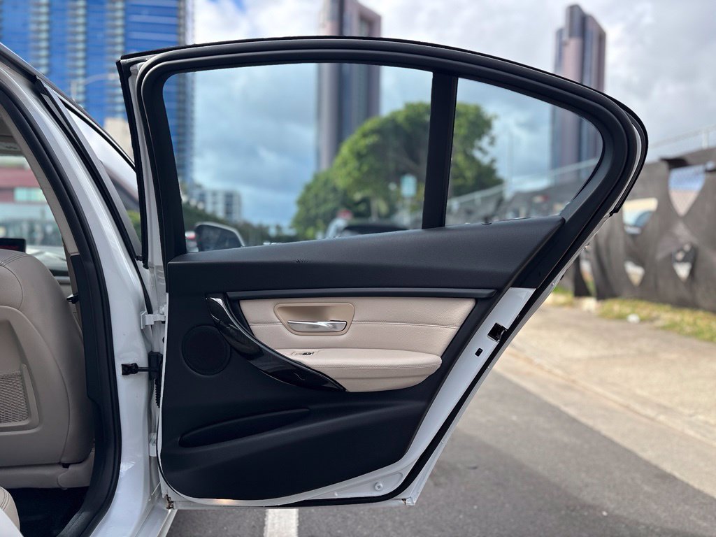 Used 2018 BMW 320i Sedan RWD image 17