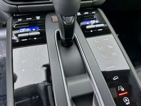 New 2026 Porsche Macan image 23