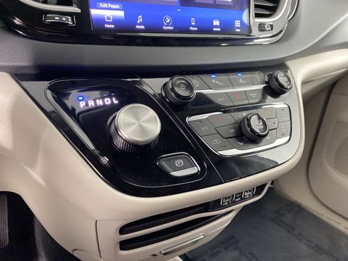 Used 2024 Chrysler Pacifica Touring-L image 29