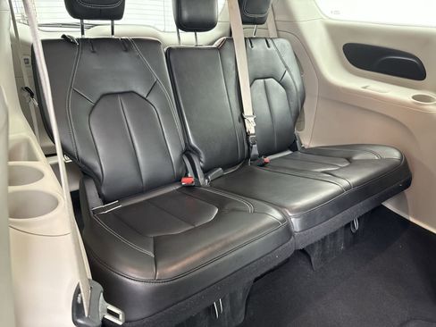 Used 2023 Chrysler Pacifica Touring-L image 40