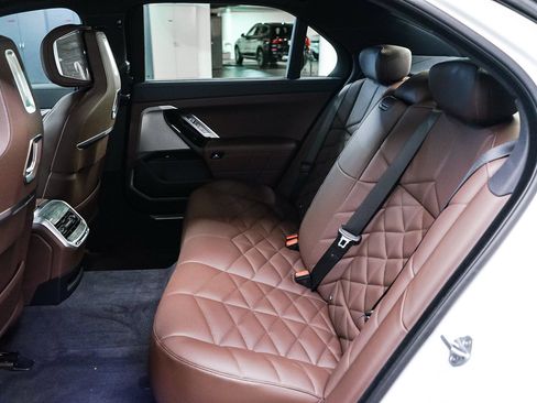 Used 2025 BMW 740i w/ Premium Package RWD image 18