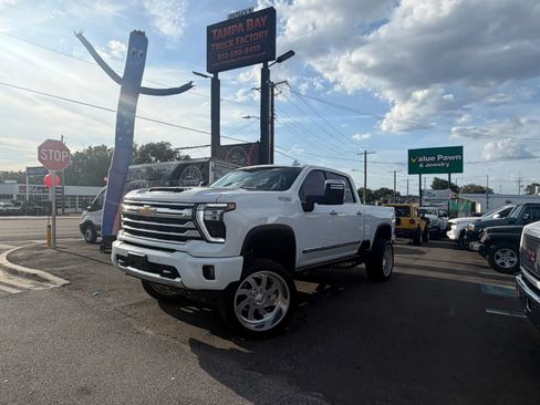 Used 2024 Chevrolet Silverado 2500 High Country w/ Technology Package AWD/4WD image 3