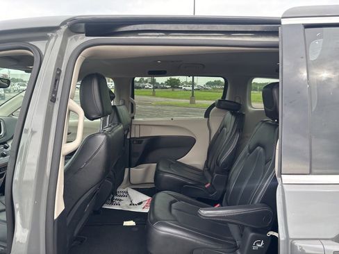 Used 2023 Chrysler Pacifica Touring-L FWD image 10