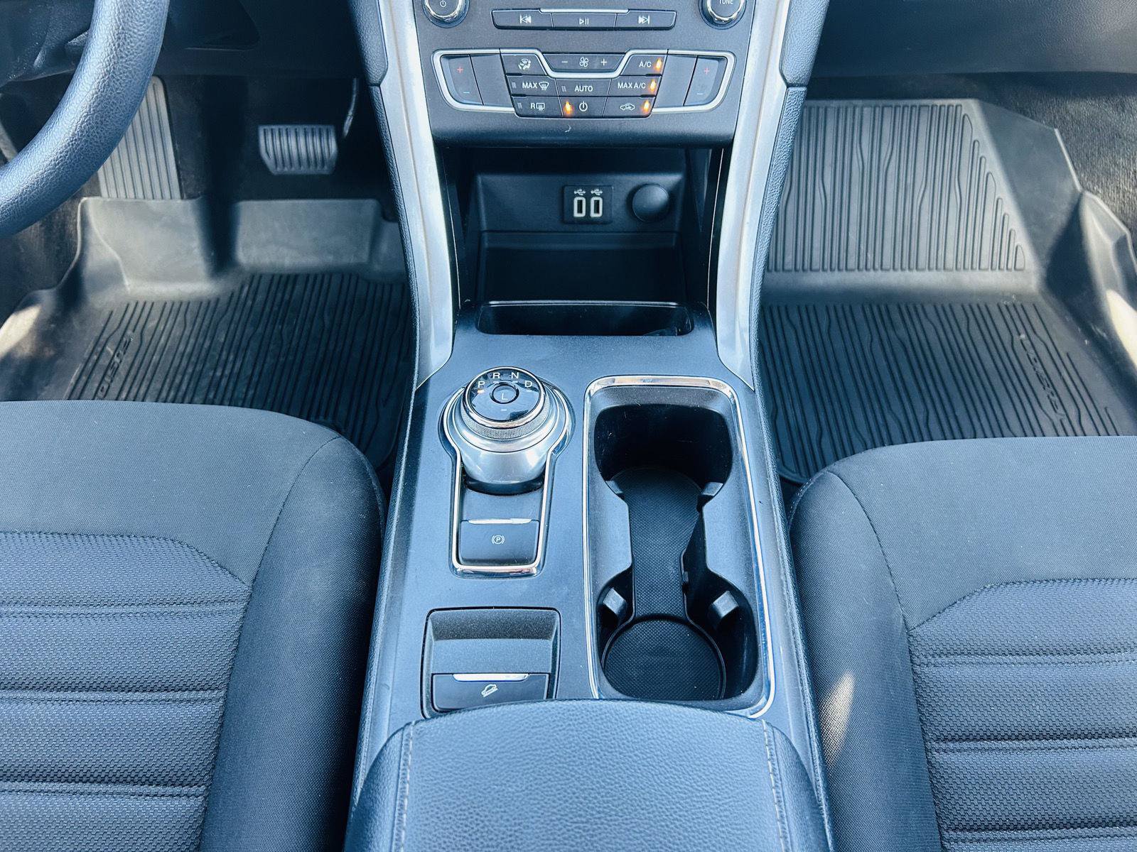 Used 2019 Ford Fusion SE FWD image 19