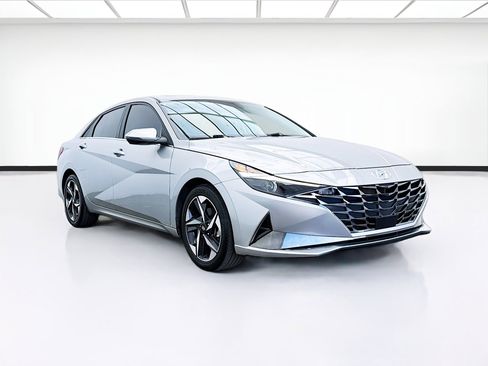 Used 2021 Hyundai Elantra SEL w/ Convenience + Premium Package FWD image 3