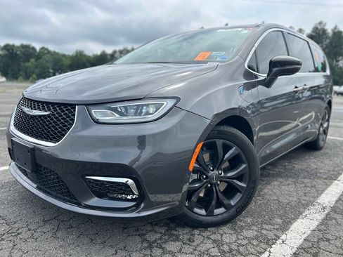 Used 2022 Chrysler Pacifica Touring-L w/ Uconnect Theater Family Group FWD image 2