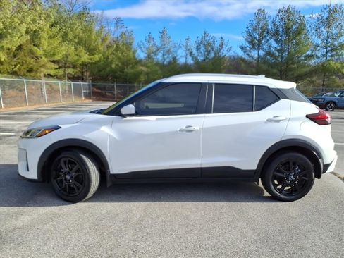 Used 2023 Nissan Kicks SV image 3