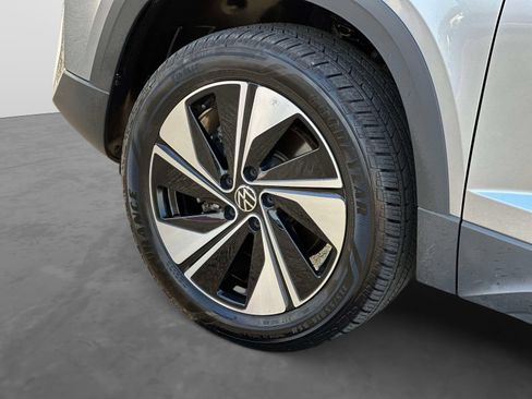 Certified 2025 Volkswagen Taos SE AWD/4WD image 7