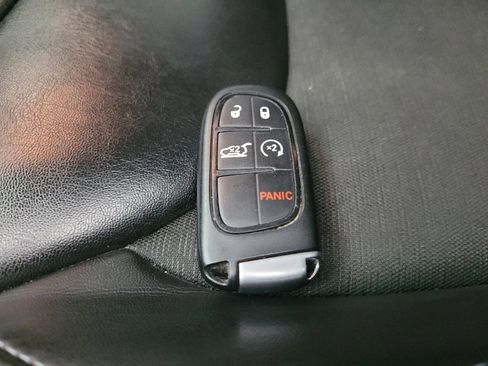 Used 2019 Jeep Cherokee Latitude Plus w/ Comfort/Convenience Group image 32