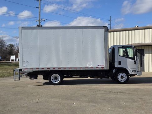 Used 2021 Isuzu NPR image 9