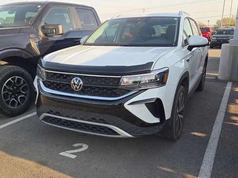 Used 2024 Volkswagen Taos SE image 1