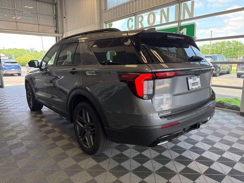 Used 2025 Ford Explorer ST-Line w/ ST-Line Street Pack AWD/4WD image 4