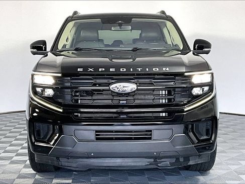 Used 2025 Ford Expedition Active RWD image 3