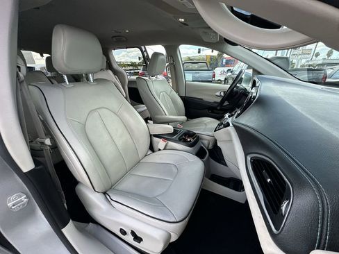 Used 2018 Chrysler Pacifica Limited w/ Advanced Safetytec Group FWD image 35