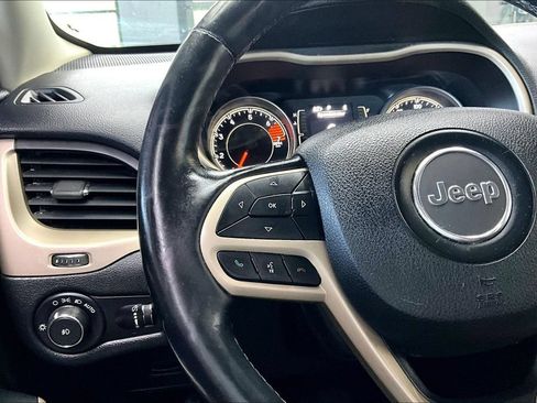 Used 2018 Jeep Cherokee Latitude w/ Altitude Package AWD/4WD image 10