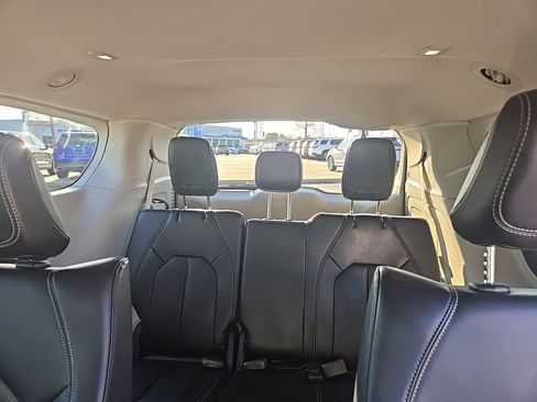 Used 2024 Chrysler Pacifica Select image 33