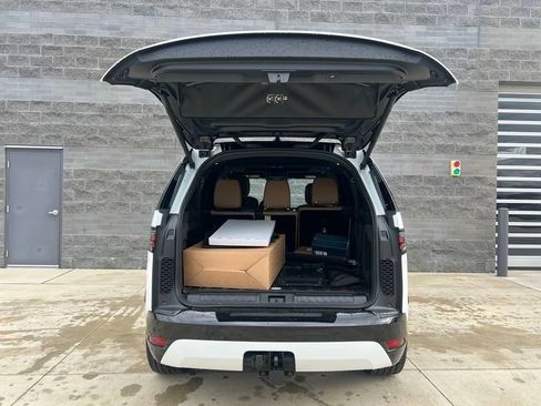 New 2025 Land Rover Discovery Dynamic SE image 9