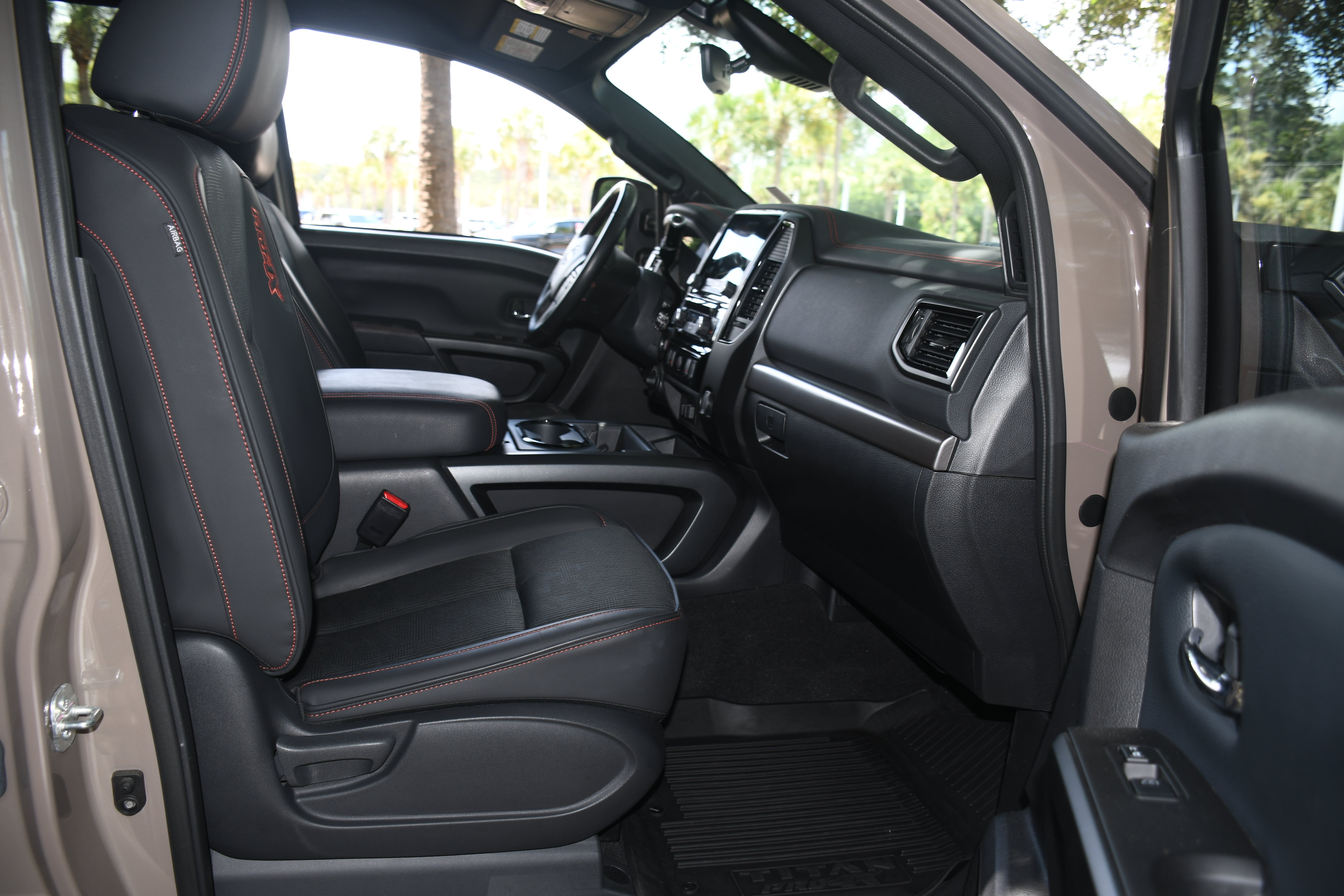 Used 2024 Nissan Titan PRO-4X AWD/4WD image 19