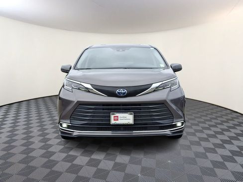Certified 2023 Toyota Sienna XLE FWD image 3