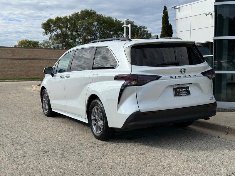 Used 2024 Toyota Sienna XLE FWD image 5