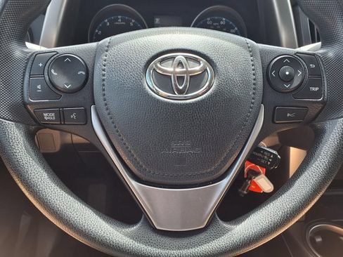Used 2018 Toyota RAV4 LE FWD image 15