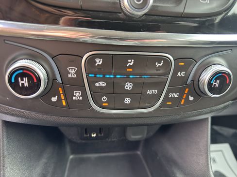 Used 2019 Chevrolet Traverse LT image 17